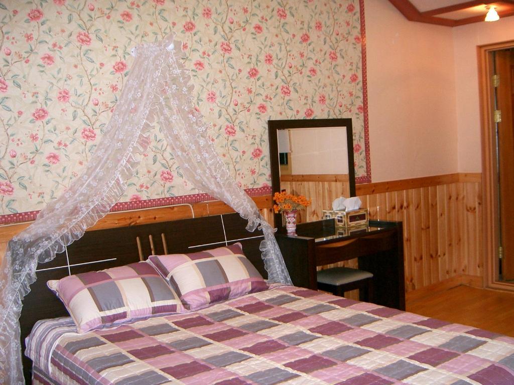 Postel nebo postele na pokoji v ubytování Nadeuri Pension
