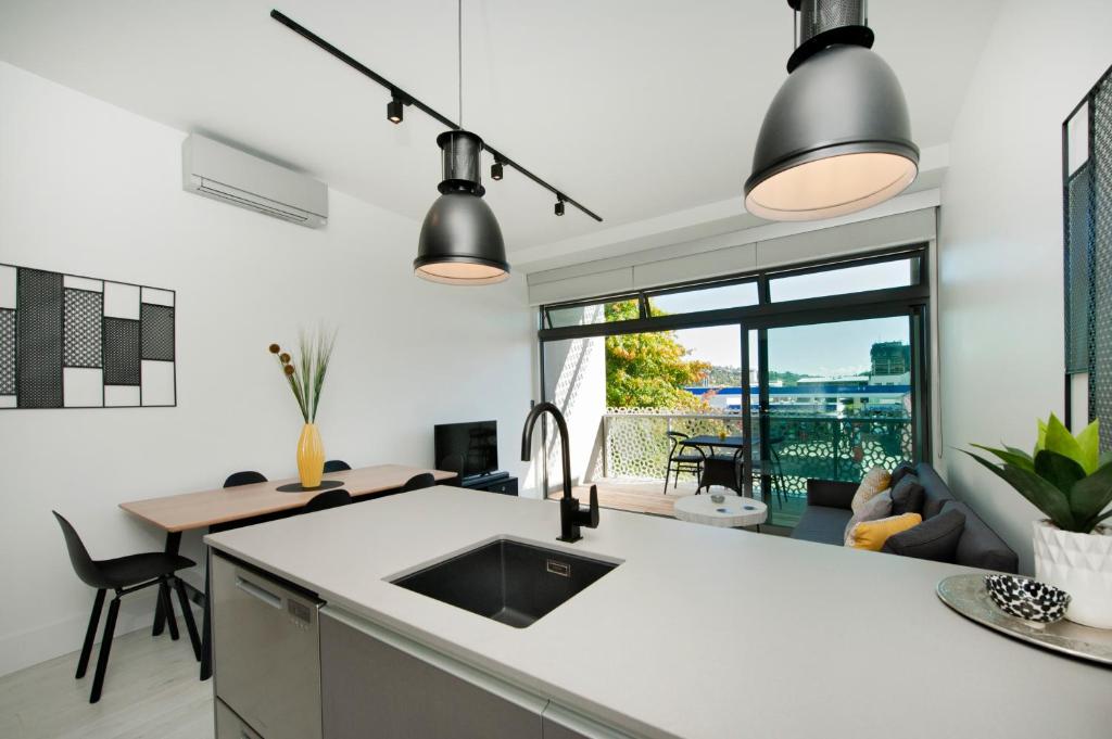 cocina con fregadero y encimera en City Terrace Apartment en Nelson