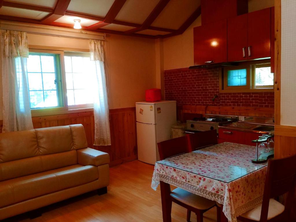 Kuchyň nebo kuchyňský kout v ubytování Nadeuri Pension