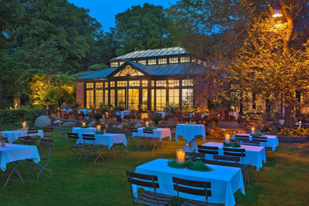 ein Restaurant mit Tischen und Stühlen vor einem Gebäude in der Unterkunft Hotel Deutscher Hof in Bad Wilsnack