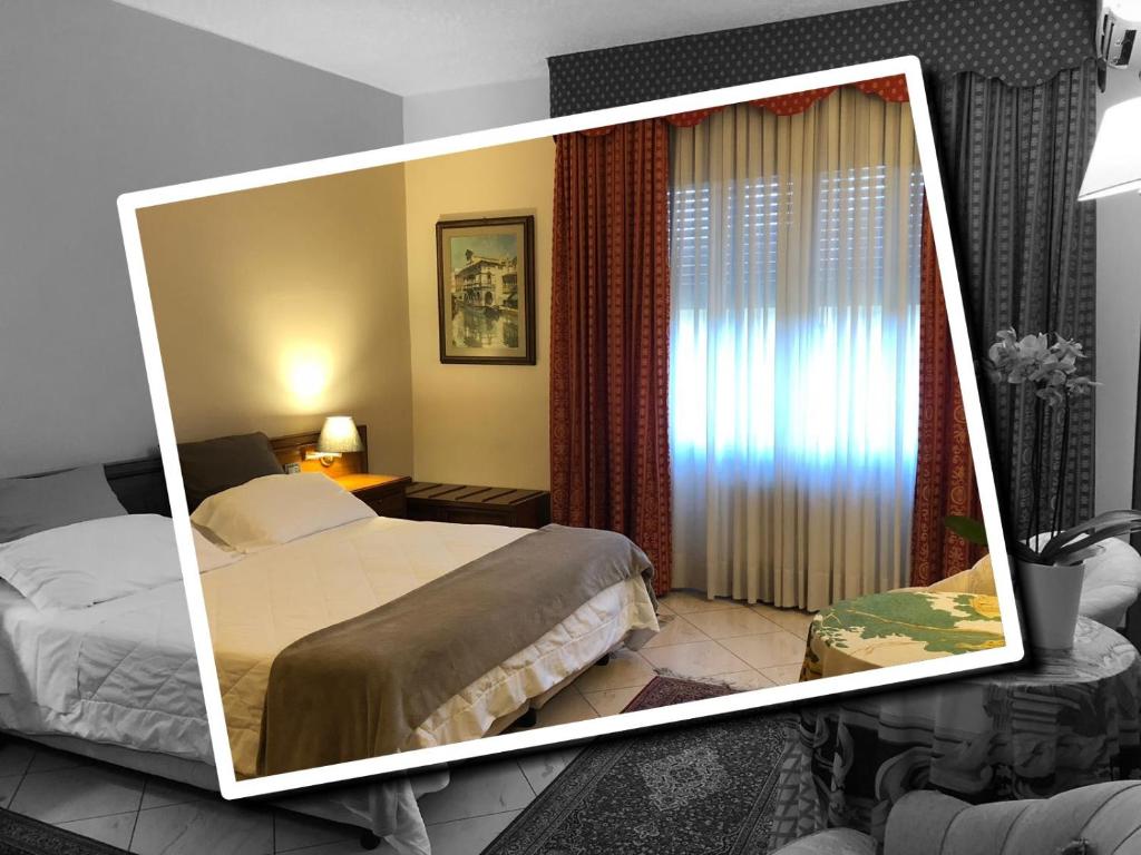 een foto van een slaapkamer met een bed en een raam bij B&B Casa Boscolo in Piove di Sacco