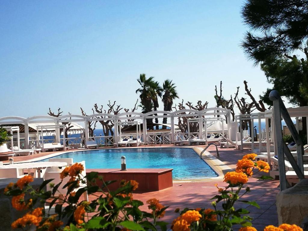 Bazén v ubytování Hotel Residence La Corvetta nebo v jeho okolí