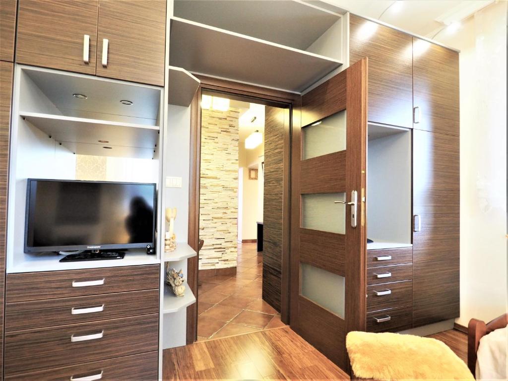 Televízia a/alebo spoločenská miestnosť v ubytovaní VIP Apartamenty Tetmajera Centrum 2