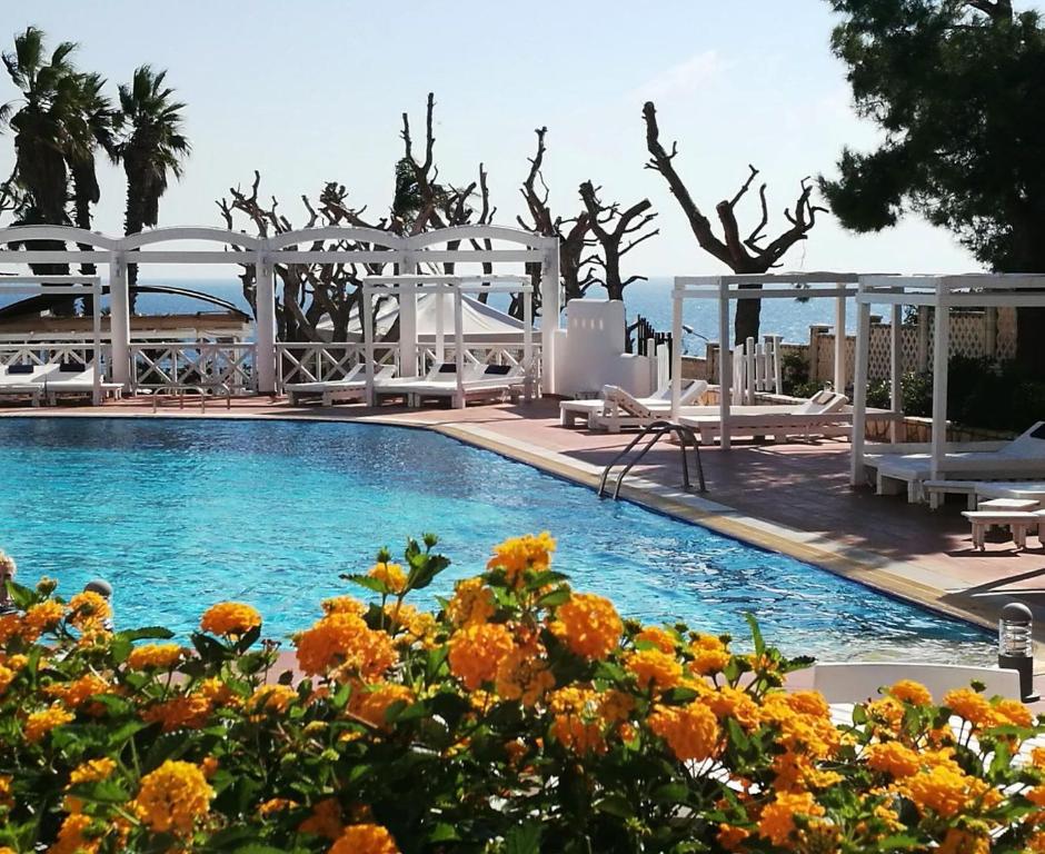 Bazén v ubytování Hotel Residence La Corvetta nebo v jeho okolí