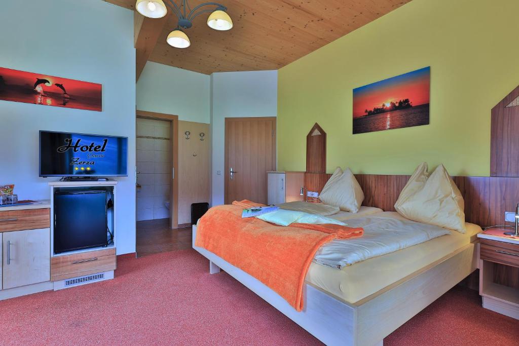 Postel nebo postele na pokoji v ubytování Hotel Garni Zerza