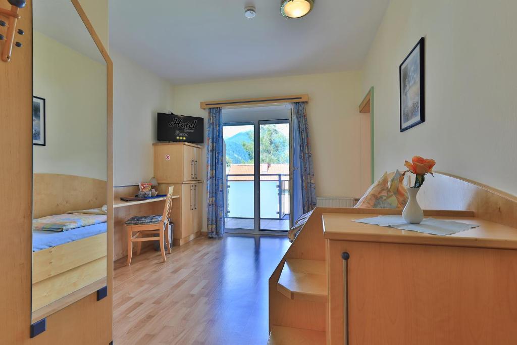 TV a/nebo společenská místnost v ubytování Hotel Garni Zerza