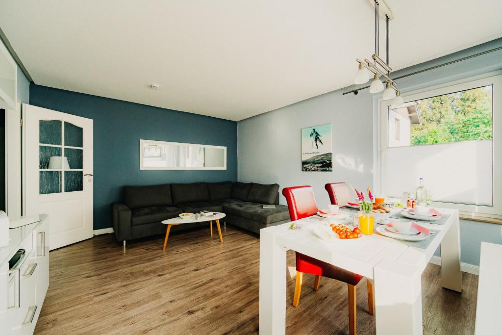 Hexe II في برونلاغ: غرفة معيشة مع طاولة بيضاء وأريكة