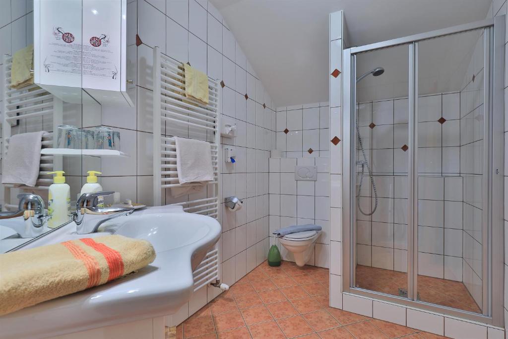 Koupelna v ubytování Hotel Garni Zerza