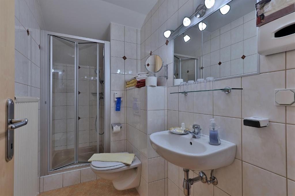 Koupelna v ubytování Hotel Garni Zerza