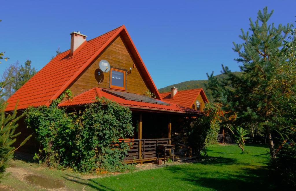 ベトリナにあるOsada BiesCzadのオレンジ色の屋根の家