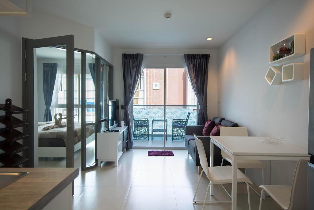 湄平的住宿－Grandblue Condo by malai，客厅配有沙发和桌子