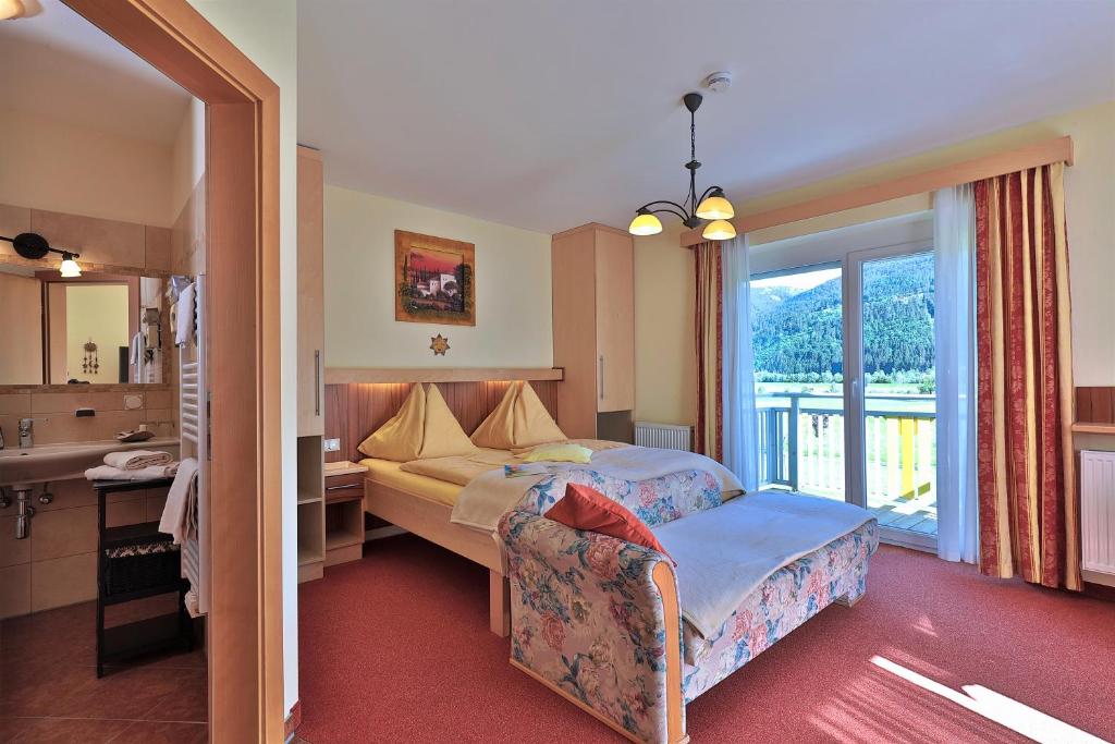 Postel nebo postele na pokoji v ubytování Hotel Garni Zerza