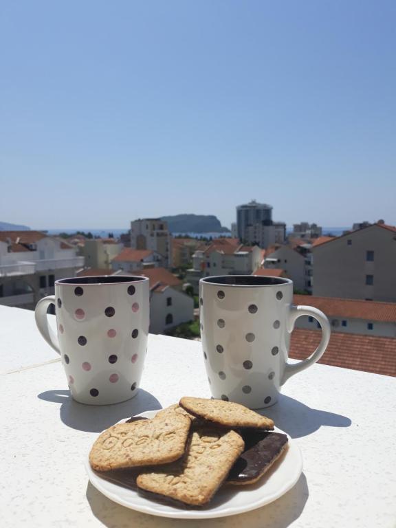 due tazze e un piatto di biscotti e due tazze di Rooftop Sea View - Budva a Budua