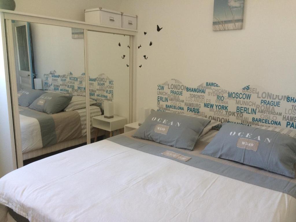 ディナールにあるVilla Casteletのベッドルーム(ベッド1台、大きな鏡付)