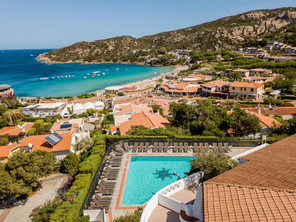 una vista aérea de un complejo con piscina y playa en Hotel Mon Repos, en Baja Sardinia