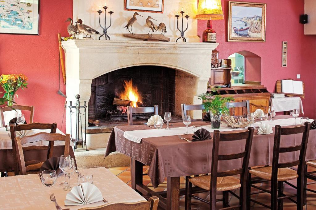 Posezení v ubytování Logis Hotel Restaurant Le Flamant Rose camargue