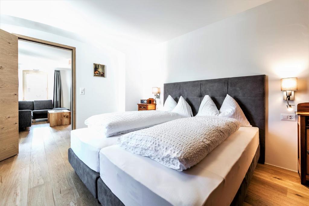 Postel nebo postele na pokoji v ubytování Hotel Münsterhof