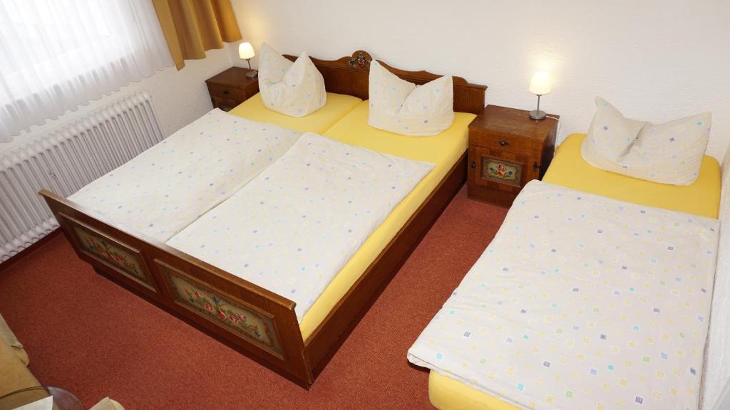 Postel nebo postele na pokoji v ubytování Gästehaus Mira