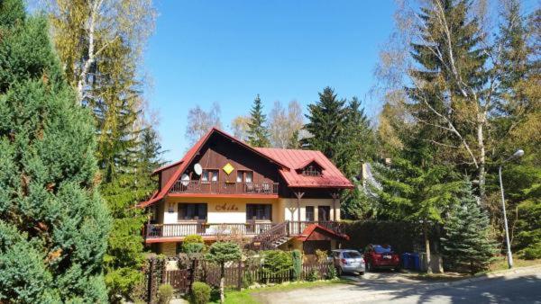 una casa grande con una valla delante en Willa Aśka, en Karpacz