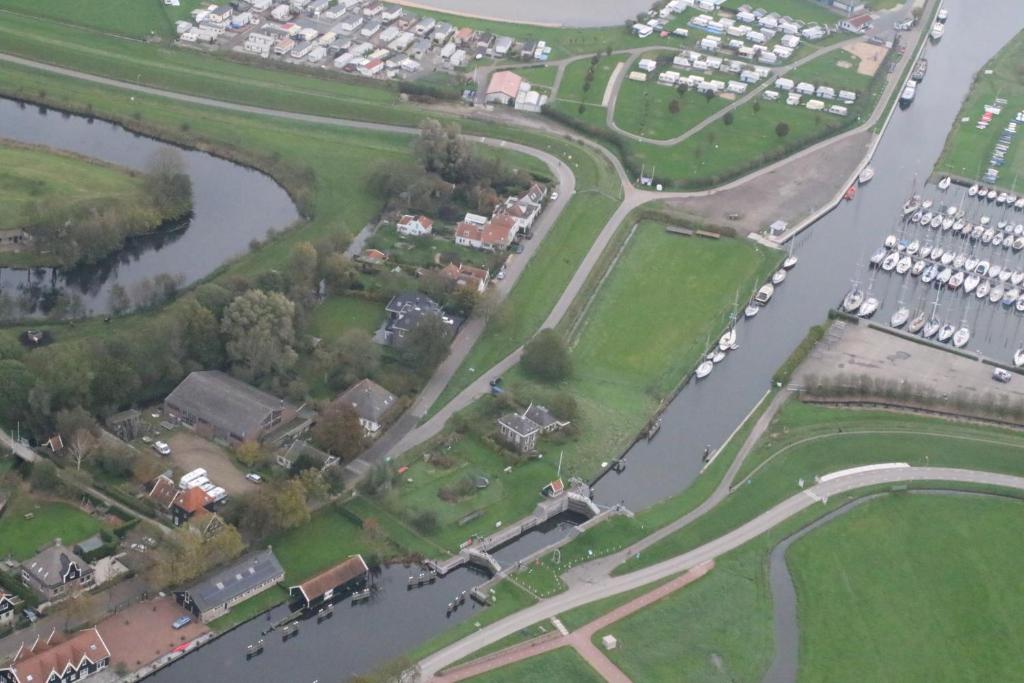 una vista aérea de un parque junto a un río en FortEdam, en Edam