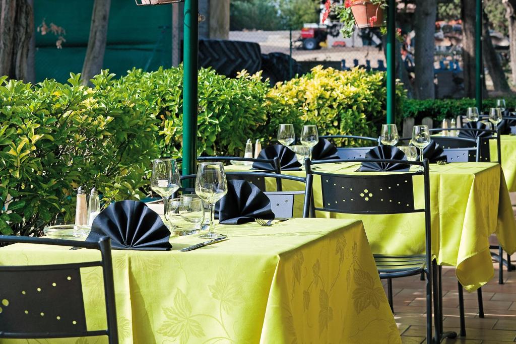 Restaurace v ubytování Logis Hotel Restaurant Le Flamant Rose camargue