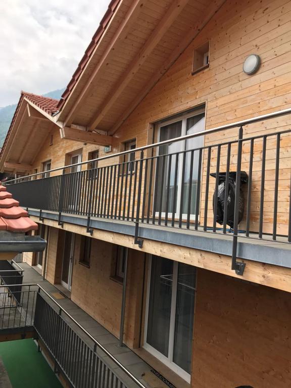 Balkón nebo terasa v ubytování Swiss Chalet Holidays Ringgenberg