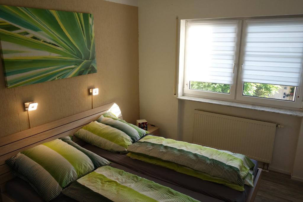 - une chambre avec 2 lits et des oreillers dans l'établissement Fewo Oechler, à Seelbach