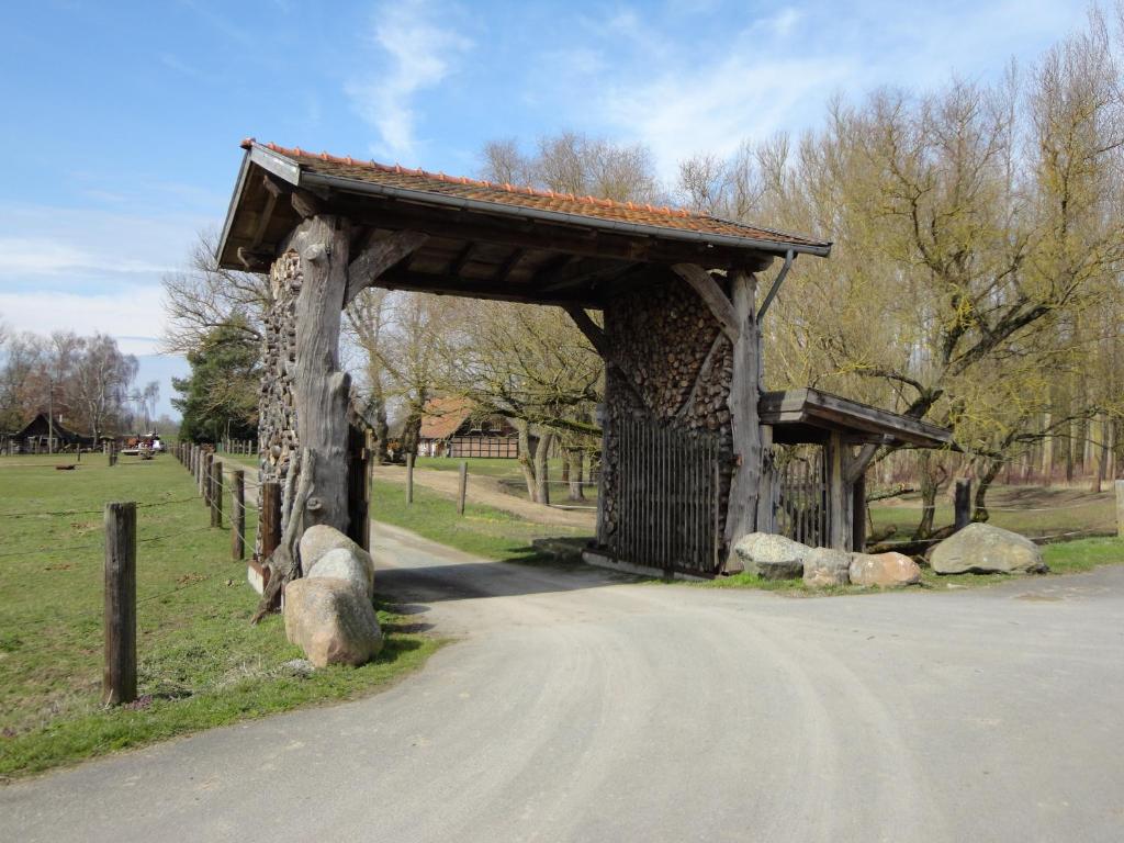 a wooden structure on the side of a dirt road at Ziegelei-Lübars in Klietz