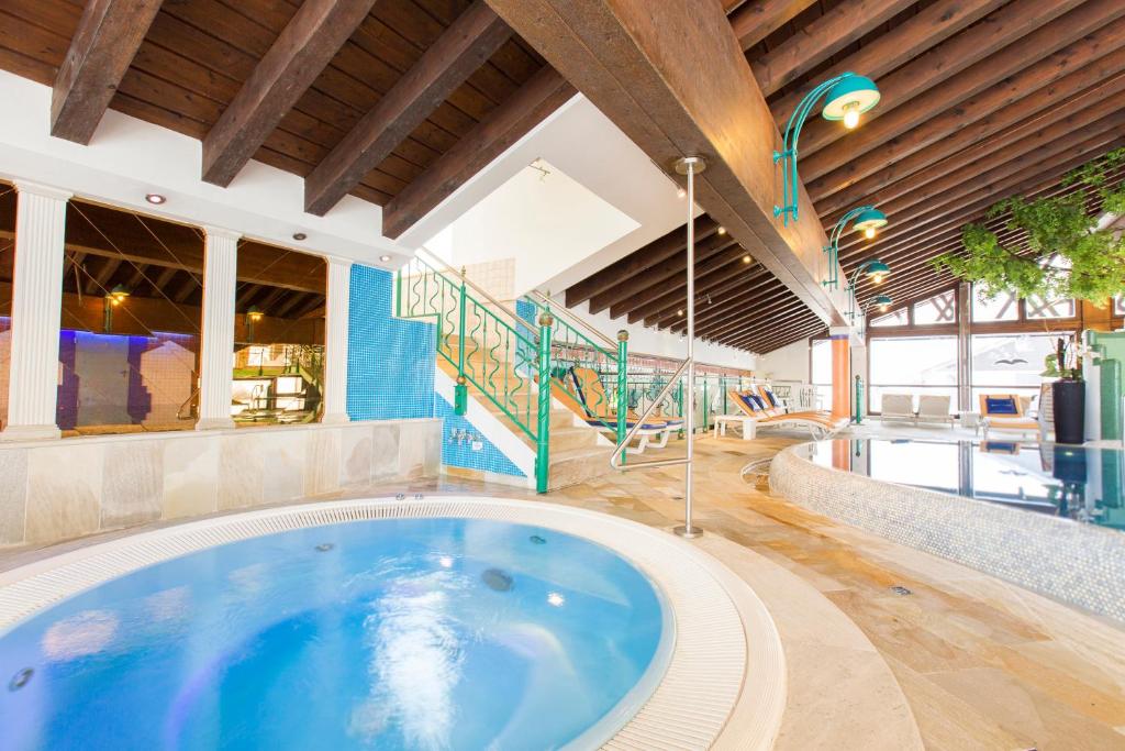 Bazén v ubytování Das Kaltschmid - Familotel Tirol nebo v jeho okolí