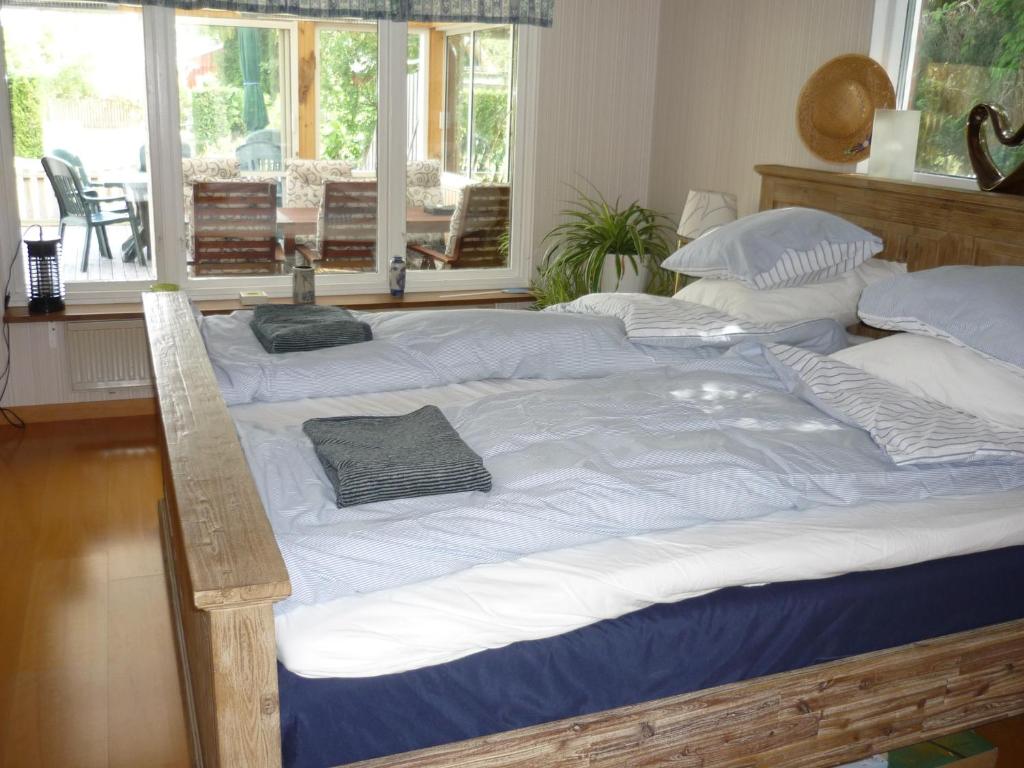 Un pat sau paturi într-o cameră la Enevägen 9