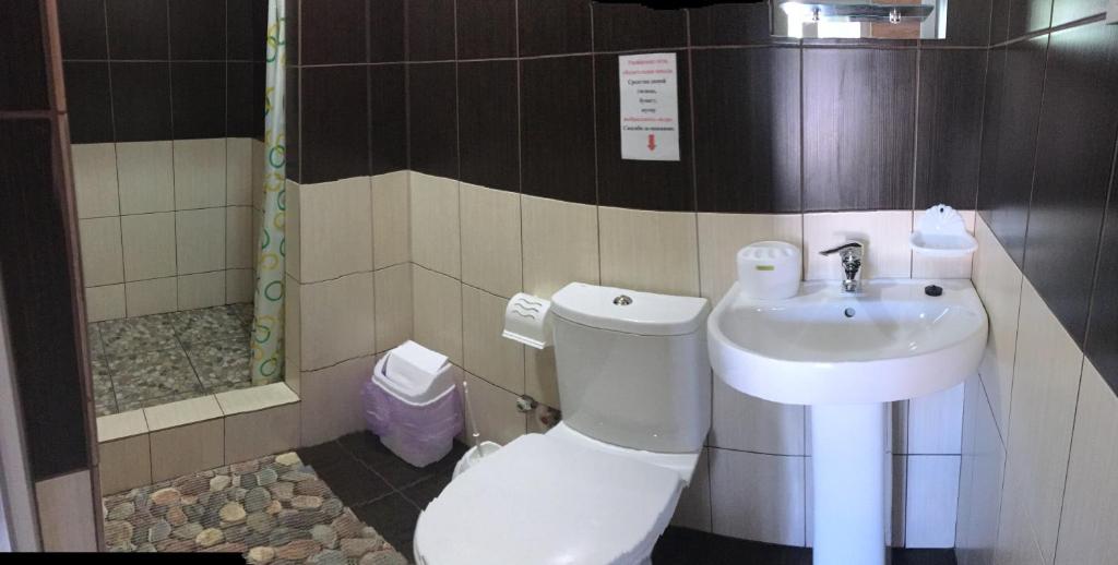 ザイリズニー・ポートにあるЛаймのバスルーム(トイレ、洗面台付)