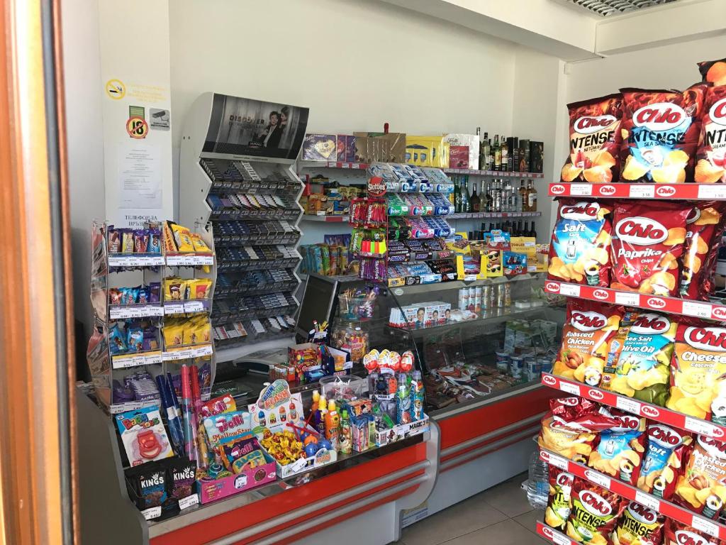 Supermarket nebo jiné obchody v  hotelu nebo okolí