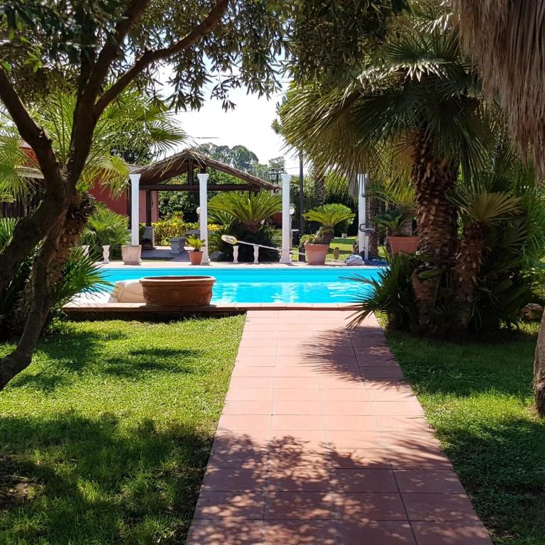 The swimming pool at or close to L'oasi di Ambra