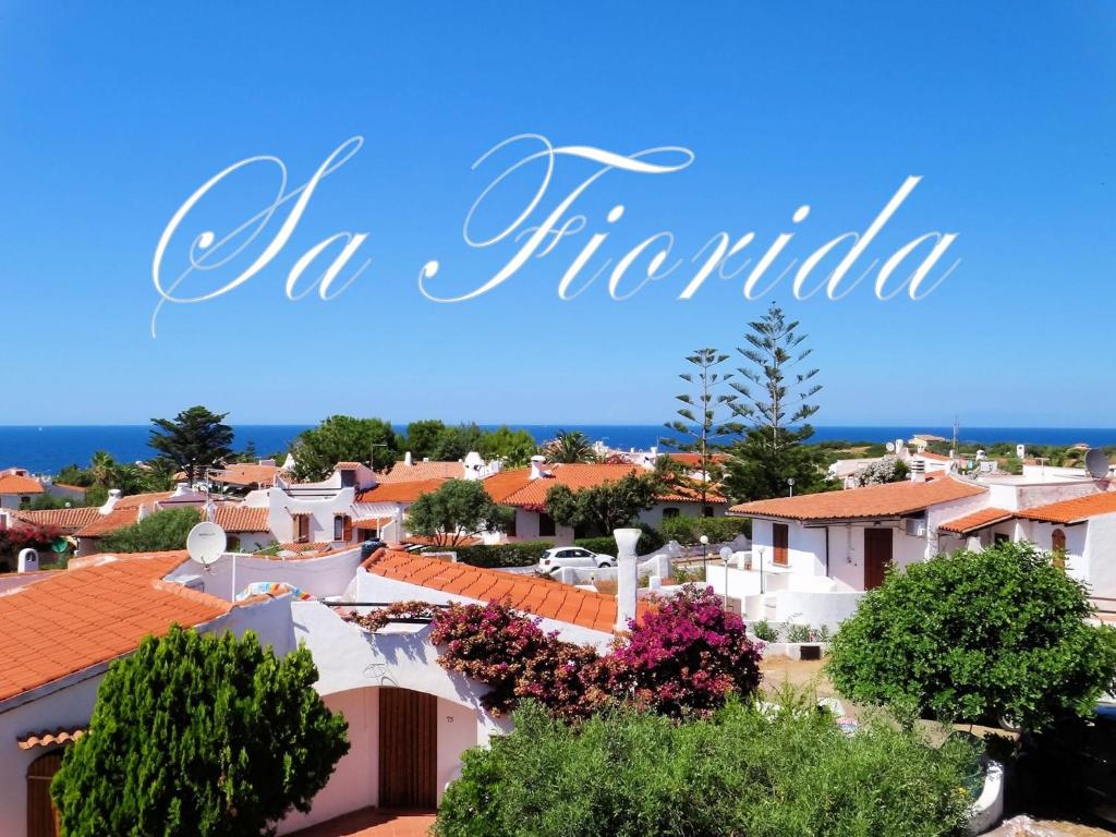 vista su una città con case e sull'oceano di Sa Fiorida case vacanze a Valledoria