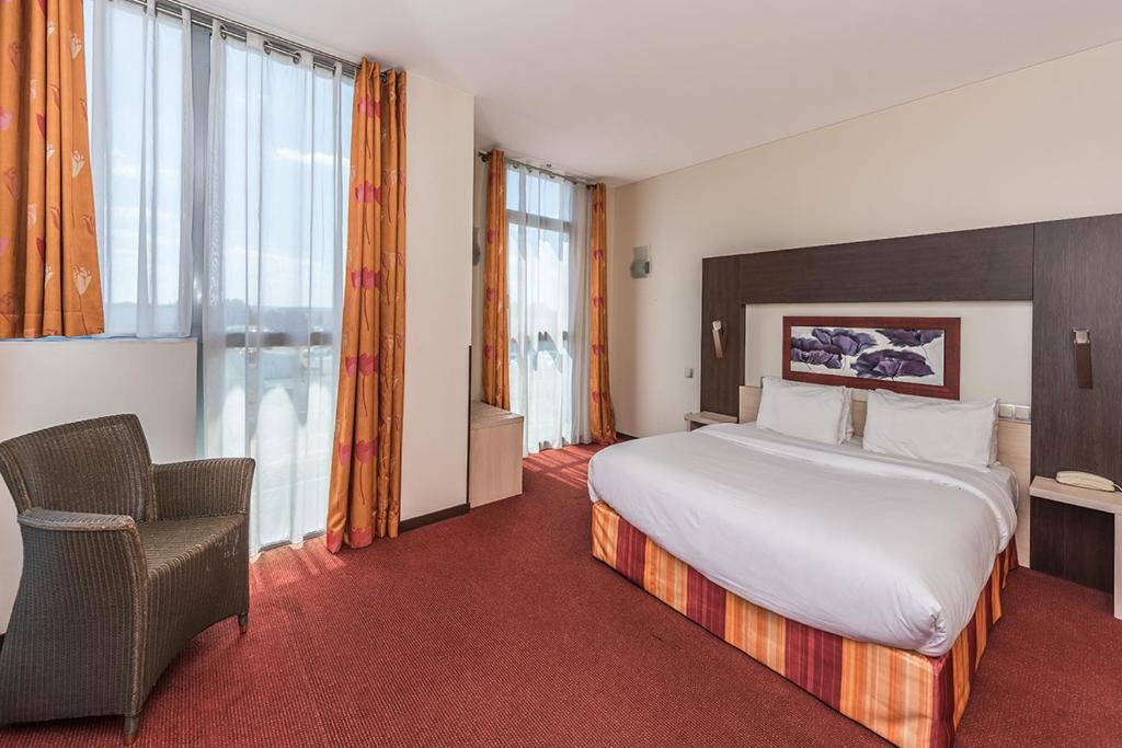 Postel nebo postele na pokoji v ubytování Hostellerie Saint Vincent Beauvais Aeroport
