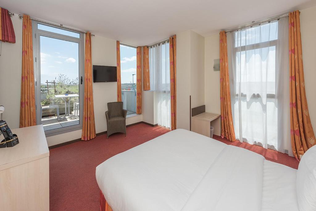 Postel nebo postele na pokoji v ubytování Hostellerie Saint Vincent Beauvais Aeroport