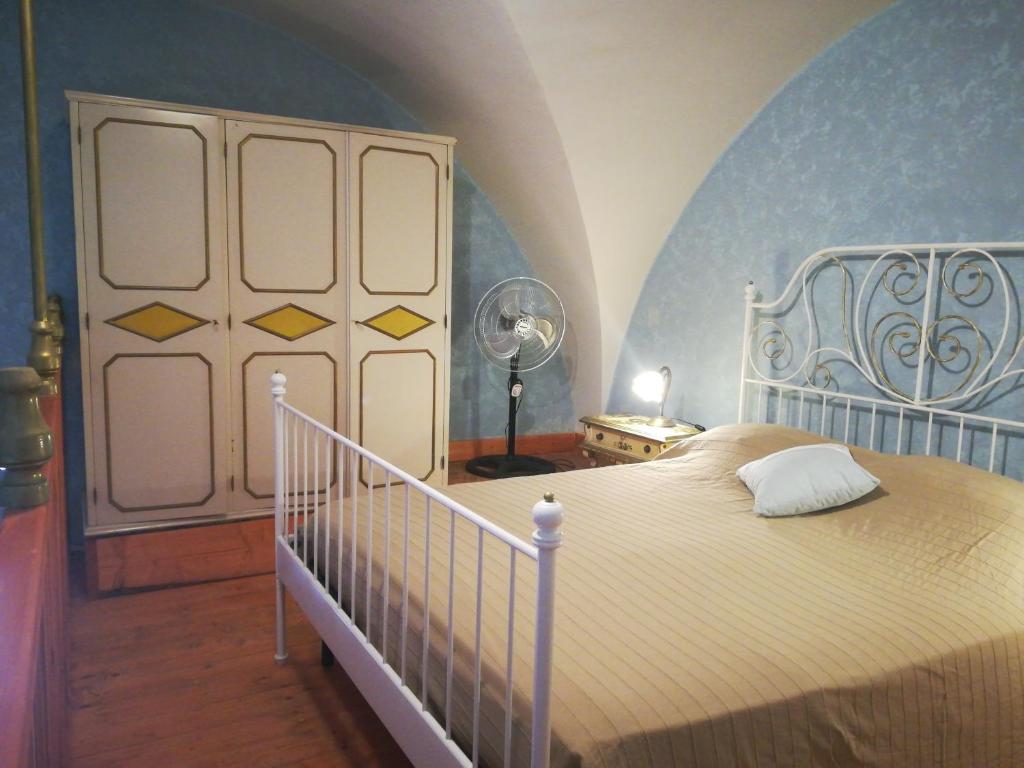 ジョヴィナッツォにあるSecret Gardenの青い壁のベッドルーム1室(大型ベッド1台付)