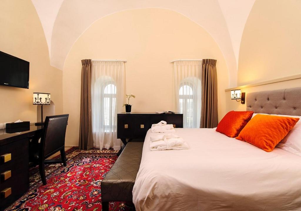 Postel nebo postele na pokoji v ubytování The Sephardic House Hotel in The Jewish Quarter