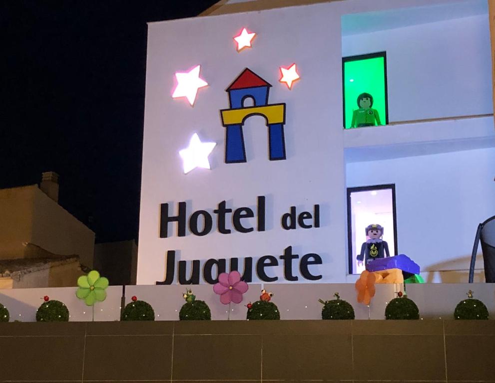 a sign for a hotel del juckee at Hotel del Juguete in Ibi