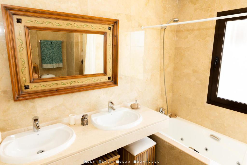 Fotografia z galérie ubytovania Golf Beach and Relax Townhouse v destinácii Alcaidesa