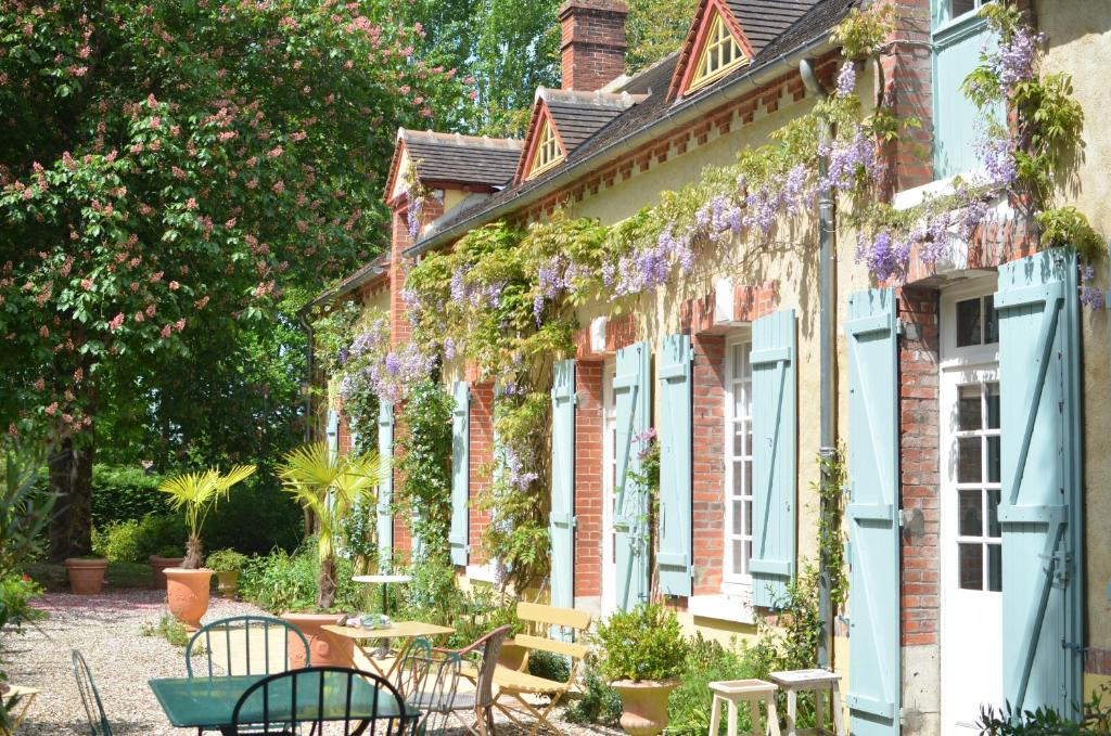 a house with wisteria on the side of it at Le clos du Ru in Presnoy