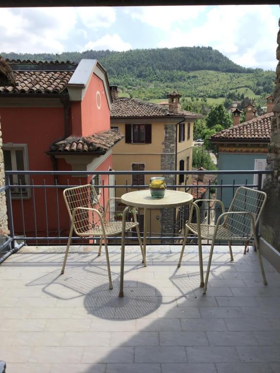 a patio with a table and chairs on a balcony at Varzi sotto i portici in Varzi