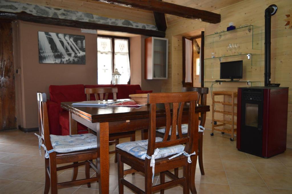 a kitchen and dining room with a table and chairs at Appartamento Curnet in Balme