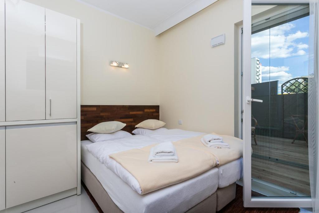 Postel nebo postele na pokoji v ubytování Apartamenty Dom Saski 10 minut od Centrum Warszawy