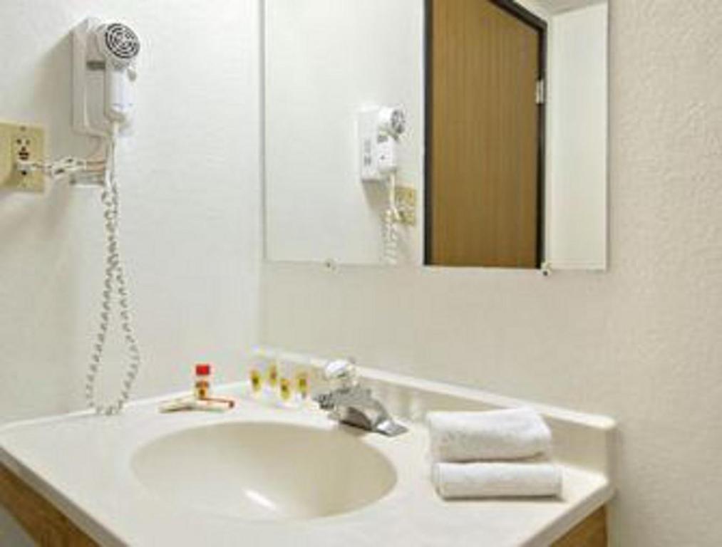Super 8 by Wyndham Groton - Double Room - Disability Access/Non-Smoking