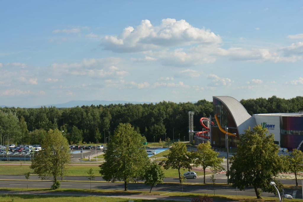 ティヒにあるGreen View Apartmentのジェットコースター付き駐車場の景色