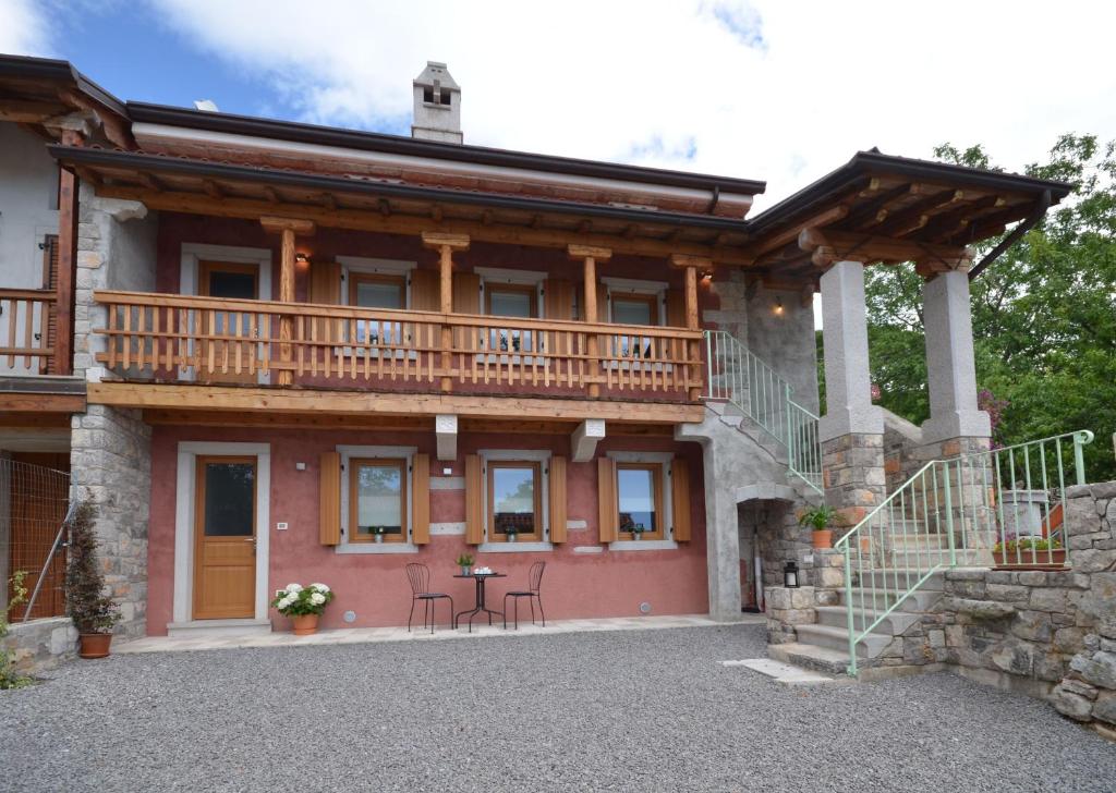 una grande casa con un balcone sopra di Matijevi Apartments a Sistiana