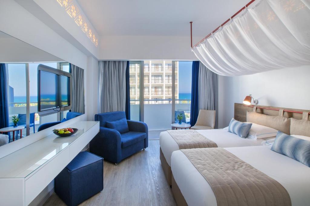 Кровать или кровати в номере Lordos Beach Hotel & Spa