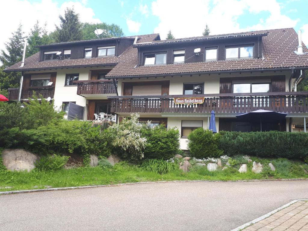 Una casa grande con una terraza en el lateral. en Haus Heidelberg en Feldberg