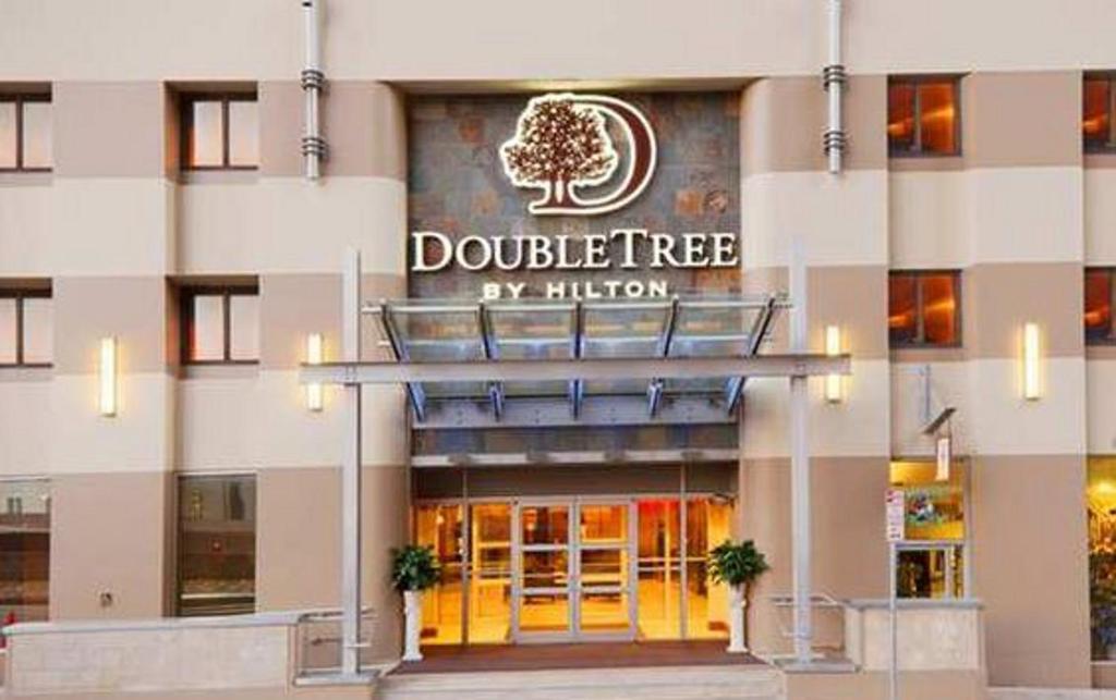 een gebouw met een drempelbord erop bij DoubleTree by Hilton Hotel & Suites Pittsburgh Downtown in Pittsburgh